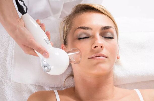Procedúra vákuovej masáže pomôže vyčistiť pokožku tváre a vyhladiť vrásky